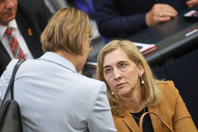 Berlin, Deutschland, 22.05.2026: Deutscher Bundestag: 81. Bundestagssitzung: Bundesministerin der Justiz und für Verbraucherschutz Stefanie Hubig (SPD) und Bundesministerin für Gesundheit Nina Warken (CDU) *** Berlin, Germany, 22 05 2026 German Bundestag 81 Bundestag session Federal Minister of Justice and Consumer Protection Stefanie Hubig SPD and Federal Minister of Health Nina Warken CDU Copyright: xdtsxNachrichtenagenturx dts_119901