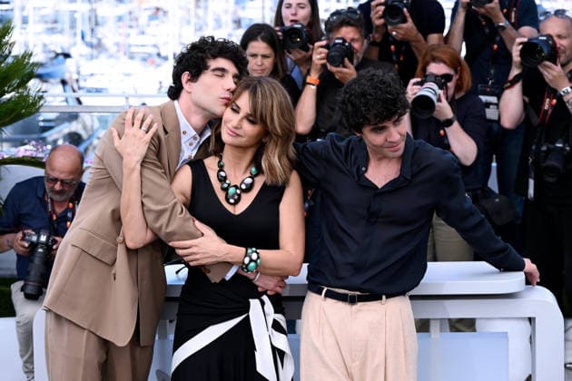 IPA84960999 - Cannes, 79th Cannes Film Festival 2026,photocall of the film La Bola Negra - Pictured: Javier Calvo, PenÃ lope Cruz, Javier Ambrossi  Copyright: xTerenghi Ipa-Agency.netx xPoolxPhotoxEventsx07x 84960999