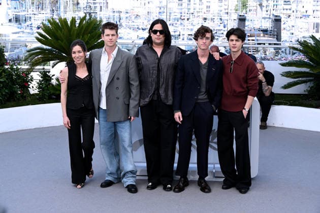IPA84961048 - Cannes, 79th Cannes Film Festival 2026,photocall of the film La Bola Negra - Pictured: PenÃ lope Cruz, Javier Ambrossi, Lola Duenas, Javier Calvo, Carlos Gonzalez  Copyright: xTerenghi Ipa-Agency.netx xPoolxPhotoxEventsx07x 84961048