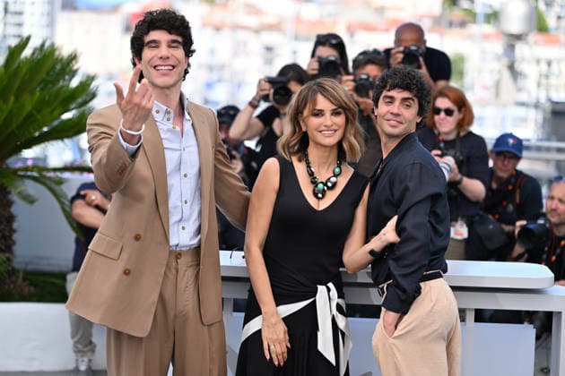 79th Cannes Film Festival: La Bola Negra photocall CANNES, FRANCE - MAY 22: Spanish director, screenwriter and producer Javier Calvo, Spanish actress Penelope Cruz and Spanish director, screenwriter and producer Javier Ambrossi pose during a photocall for the film La Bola Negra at the 79th edition of the Cannes Film Festival in Cannes, France on May 22, 2026. Mustafa Yalcin Anadolu Paris France. Editorial use only. Please get in touch for any other usage.  Copyright: x2026xAnadoluxMustafaxYalcinx