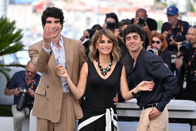 79th Cannes Film Festival: La Bola Negra photocall CANNES, FRANCE - MAY 22: (L to R) Spanish director, screenwriter and producer Javier Calvo, Spanish actress Penelope Cruz and Spanish director, screenwriter and producer Javier Ambrossi pose during a photocall for the film La Bola Negra at the 79th edition of the Cannes Film Festival in Cannes, France on May 22, 2026. Mustafa Yalcin Anadolu Paris France. Editorial use only. Please get in touch for any other usage.  Copyright: x2026xAnadoluxMustafaxYalcinx