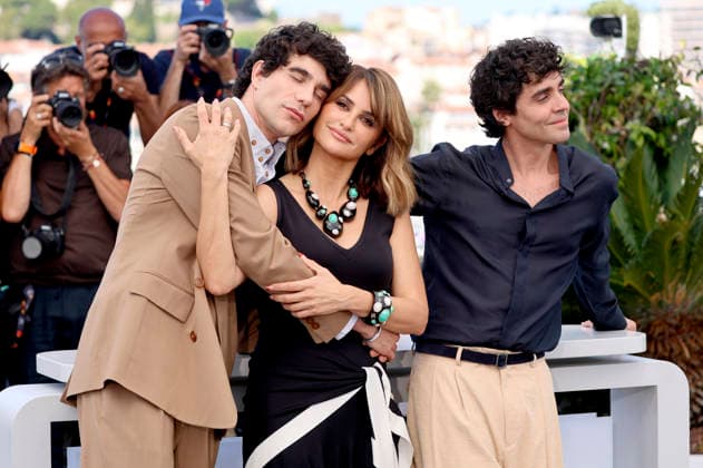 Javier Calvo, PenÃ lope Cruz und Javier Ambrossi beim Photocall zum Kinofilm La bola negra The Black Ball auf dem Festival de Cannes 2026 79. Internationale Filmfestspiele von Cannes am Palais des Festivals. Cannes, 22.05.2026 *** Javier Calvo, PenÃ lope Cruz and Javier Ambrossi at the photocall for the feature film La bola negra The Black Ball at the Festival de Cannes 2026 79 Cannes International Film Festival at the Palais des Festivals Cannes, 22 05 2026 Foto:xD.xBedrosianx xFuturexImagex negra_6518