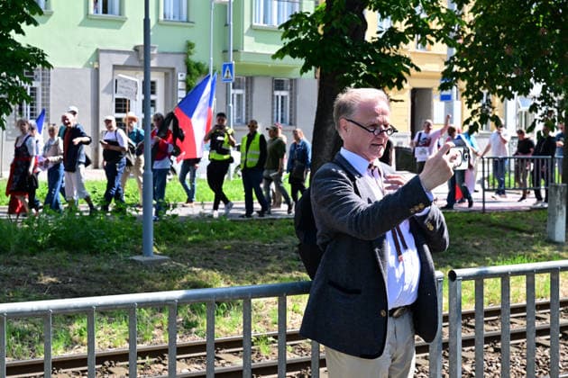 A manifestation happening Nema barikada (Dumb Barricade) to express opposition to the Sudeten German Congress in Brno, Czech Republic, on May 22, 2026. In the picture, one of the participants of the congress takes a selfie with the protesting opponents of the congress. (CTKxPhoto VaclavxSalek) CTKPhotoP2026052203448  CTKPhotoP2026052203448