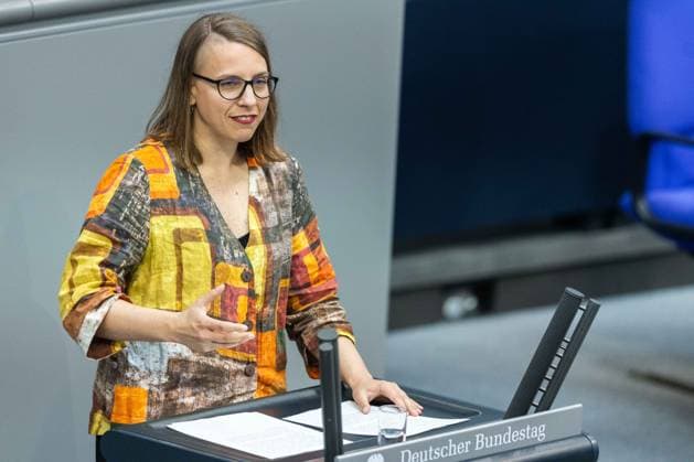 81. Sitzung des Deutschen Bundestages am 22.05.2026 im Plenarsaal des Reichstagsgebäudes in Berlin Anne Zerr ( MdB Die Linke ) *** 81st session of the German Bundestag on 22 05 2026 in the plenary chamber of the Reichstag building in Berlin Anne Zerr MdB Die Linke xJRx