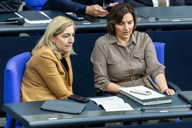 81. Sitzung des Deutschen Bundestages am 22.05.2026 im Plenarsaal des Reichstagsgebäudes in Berlin Nina Warken ( Bundesgesundheitsministerin Bundesministerin für Gesundheit ), links - Mareike Wulf ( Parlamentarische Staatssekretärin im Bundesbildungsministerium Bundesministerium für Bildung, Familie, Senioren, Frauen und Jugend ), rechts *** 81 Session of the German Bundestag on 22 05 2026 in the plenary chamber of the Reichstag building in Berlin Nina Warken Federal Minister of Health Federal Minister of Health , left Mareike Wulf Parliamentary State Secretary in the Federal Ministry of Education Federal Ministry of Education, Family Affairs, Senior Citizens, Women and Youth , right xJRx