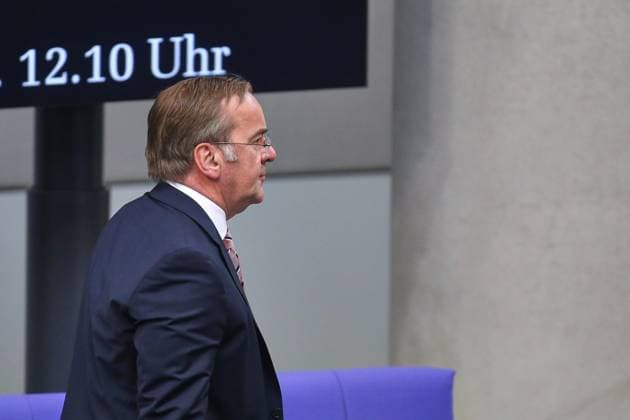 Berlin, Deutschland, 22.05.2026: Deutscher Bundestag: 81. Bundestagssitzung: Bundesminister der Verteidigung Boris Pistorius (SPD), dahinter der Schriftzug 12.10 Uhr *** Berlin, Germany, 22 05 2026 German Bundestag 81 Bundestag session Federal Minister of Defense Boris Pistorius SPD , behind the lettering 12 10 oclock Copyright: xdtsxNachrichtenagenturx dts_119905