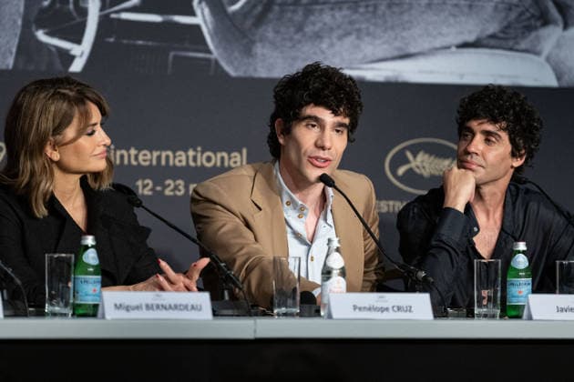 Cannes La Bola Negra Press Conference NG Penelope Cruz, Javier Calvo and Javier Ambrossi attending the Press Conference for ‘La Bola Negra’ in Cannes at Palais Des Festivals in Cannes, France on May 22 2026 as part of the 79th Cannes Film Festival. Photo by Nicolas Genin ABACAPRESS.COM Cannes France  Copyright: xGeninxNicolas ABACAx