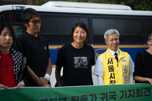 South Korean activists return after Israeli seizure of Gaza aid flotilla SEOUL, SOUTH KOREA - MAY 22: Kim Dong-hyeon and Haecho (Kim A-hyun), two Korean activists who were captured by Israeli forces after attempting to sail to Gaza on a humanitarian mission, speak in front of the Israeli embassy in Seoul, South Korea on May 22, 2026. Hwawon Lee Anadolu Seoul South Korea. Editorial use only. Please get in touch for any other usage.  Copyright: x2026xAnadoluxHwawonxLeex