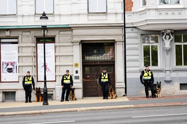 HELSINGBORG, SVERIGE 20260522 Polis med polishund vid demonstrationer med anledning av NATO:s utrikesministermöte pa Sea U i Helsingborg. HELSINGBORG SVERIGE x9200x *** HELSINGBORG, SWEDEN 20260522 Police with police dog during demonstrations on the occasion of the NATO Foreign Ministers meeting at Sea U in Helsingborg HELSINGBORG SWEDEN x9200x  Copyright: xBjörnxLarssonxRosvall TTx NATOS UTRIKESMINISTERMÖTE HELSINGBORG FpH0CwJ30Oc