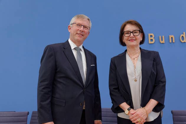 News Bilder des Tages Immobilienbranche fordert Bau-Turbo II 2026-05-18 Deutschland, Berlin Bundespressekonferenz: Bau- und Immobilienbranche fordert Bau-Turbo II, um den Wohnungsmarkt zu beleben. Im Bild: Iris Schöberl, Präsidentin des Zentralen Immobilien Ausschusses (ZIA) und Olaf Demuth, Präsident des Hauptverbandes der Deutschen Bauindustrie .V. (BAUINDUSTRIE). *** Real estate industry calls for Bau Turbo II 2026 05 18 Germany, Berlin Federal Press Conference Construction and real estate industry calls for Bau Turbo II to revive the housing market In the picture Iris Schöberl, President of the German Property Federation ZIA and Olaf Demuth, President of the Federation of the German Construction Industry V BAUINDUSTRIE