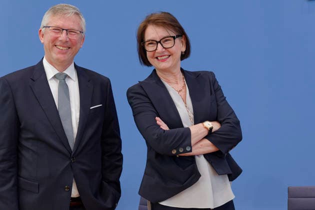 Immobilienbranche fordert Bau-Turbo II 2026-05-18 Deutschland, Berlin Bundespressekonferenz: Bau- und Immobilienbranche fordert Bau-Turbo II, um den Wohnungsmarkt zu beleben. Im Bild: Iris Schöberl, Präsidentin des Zentralen Immobilien Ausschusses (ZIA) und Olaf Demuth, Präsident des Hauptverbandes der Deutschen Bauindustrie .V. (BAUINDUSTRIE). *** Real estate industry calls for Bau Turbo II 2026 05 18 Germany, Berlin Federal Press Conference Construction and real estate industry calls for Bau Turbo II to revive the housing market In the picture Iris Schöberl, President of the German Property Federation ZIA and Olaf Demuth, President of the Federation of the German Construction Industry V BAUINDUSTRIE