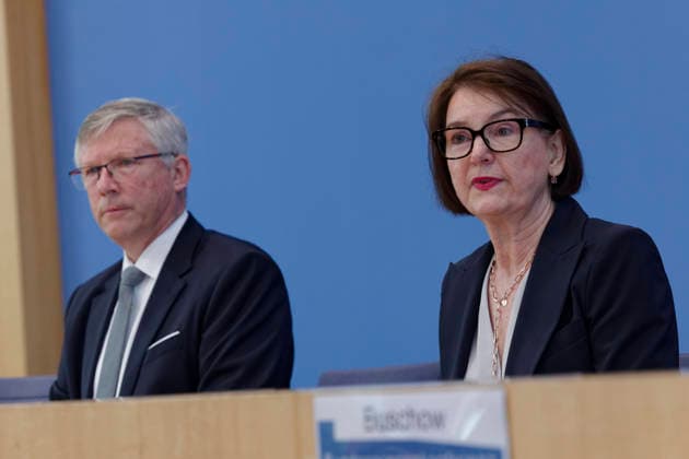 Immobilienbranche fordert Bau-Turbo II 2026-05-18 Deutschland, Berlin Bundespressekonferenz: Bau- und Immobilienbranche fordert Bau-Turbo II, um den Wohnungsmarkt zu beleben. Im Bild: Iris Schöberl, Präsidentin des Zentralen Immobilien Ausschusses (ZIA) und Olaf Demuth, Präsident des Hauptverbandes der Deutschen Bauindustrie .V. (BAUINDUSTRIE). *** Real estate industry calls for Bau Turbo II 2026 05 18 Germany, Berlin Federal Press Conference Construction and real estate industry calls for Bau Turbo II to revive the housing market In the picture Iris Schöberl, President of the German Property Federation ZIA and Olaf Demuth, President of the Federation of the German Construction Industry V BAUINDUSTRIE