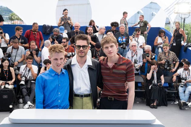 Cannes Coward Photocal LZ Valentin Campagne, Lukas Dhont and Emmanuel Macchia attending the photocall of Coward during the 79th Cannes International Film Festival in Cannes, France on May 22, 2026, the film selected in the Official Competition. Photo by Laurent Zabulon ABACAPRESS.COM  Copyright: xZabulonxLaurentx