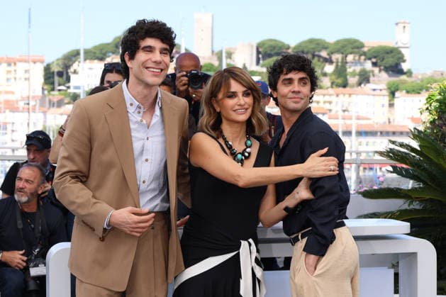 79ème Festival International du Film de Cannes Photocall with cast of the film Bola Negra 79th Cannes Film Festival Photocall with cast of the film La bola negra Javier Calvo, Penelope Cruz and Javier Ambrossi 456633 2026 05 22 Cannes France  Copyright: xIsabellexVautierx xStarfacex STAR_456633_100