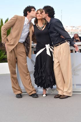 79ème Festival International du Film de Cannes Photocall du film Bola Negra 79th Cannes International Film Festival 79eme Festival de CANNES LA BOLA NEGRA Photocall Penélope Cruz, Javier Calvó, Javier Ambrossi, pose during the La Bola Negra photocall at the 79th annual Cannes Film Festival 456633 2026 05 22 Cannes France  Copyright: xThomasxBohlenx STAR_456633_128