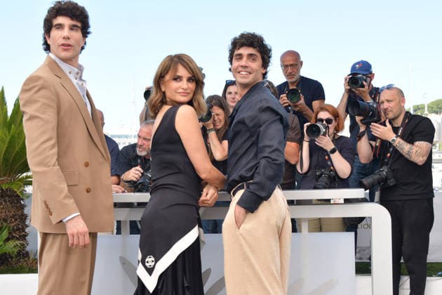 79ème Festival International du Film de Cannes Photocall du film Bola Negra 79th Cannes International Film Festival 79eme Festival de CANNES LA BOLA NEGRA Photocall Penélope Cruz, Javier Calvó, Javier Ambrossi, pose during the La Bola Negra photocall at the 79th annual Cannes Film Festival 456633 2026 05 22 Cannes France  Copyright: xThomasxBohlenx STAR_456633_135