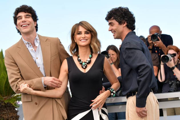 79ème Festival International du Film de Cannes Photocall du film Bola Negra 79th Cannes International Film Festival 79eme Festival de CANNES LA BOLA NEGRA Photocall Penélope Cruz, Javier Calvó, Javier Ambrossi, pose during the La Bola Negra photocall at the 79th annual Cannes Film Festival 456633 2026 05 22 Cannes France  Copyright: xThomasxBohlenx STAR_456633_137