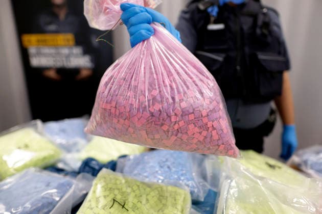 Zollbeamte zeigen sichergestellte Ecstasy-Pillen bei der Jahrespressekonferenz des Hauptzollamt Köln. Zahlreiche Asservate aus den Bereichen Produktfälschung, Produktsicherheit und Artenschutz sowie kuriose Drogenverstecke werden vor Ort präsentiert. Köln, 22.05.2026 NRW Deutschland *** Customs officers show seized ecstasy pills at the annual press conference of the Cologne Main Customs Office Numerous exhibits from the areas of product counterfeiting, product safety and species protection as well as curious drug stashes are presented on site Cologne, 22 05 2026 NRW Germany Copyright: xChristophxHardtx