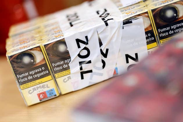 Zollbeamte zeigen sichergestellte Zigaretten-Stangen bei der Jahrespressekonferenz des Hauptzollamt Köln. Zahlreiche Asservate aus den Bereichen Produktfälschung, Produktsicherheit und Artenschutz sowie kuriose Drogenverstecke werden vor Ort präsentiert. Köln, 22.05.2026 NRW Deutschland *** Customs officers present seized cigarette cartons at the annual press conference of the Cologne Main Customs Office Numerous exhibits from the areas of product counterfeiting, product safety and species protection as well as curious drug stashes are presented on site Cologne, 22 05 2026 NRW Germany Copyright: xChristophxHardtx
