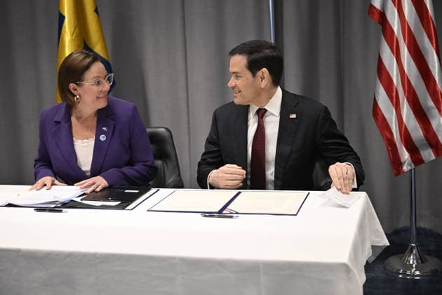 HELSINGBORG , SVERIGE 20260522 Utrikesminister Maria Malmer Stenergard (M) och den amerikanske utrikesministern Marco Rubio skriver under en avsiktsförklaring om ökat tekniksamarbete, inom bland annat rymdteknik, framtidens mobilnät och AI under NATO:s utrikesministermöte pa Sea U i Helsingborg pa fredagen. HELSINGBORG SVERIGE x50090x *** HELSINGBORG , SWEDEN 20260522 Minister for Foreign Affairs Maria Malmer Stenergard M and US Secretary of State Marco Rubio sign a Memorandum of Understanding on increased technology cooperation, including space technology, future mobile networks and AI during the NATO Foreign Ministers meeting at Sea U in Helsingborg on Friday HELSINGBORG SWEDEN x50090x  Copyright: xJohanxNilsson TTx NATOS UTRIKESMINISTERMÖTE HELSINGBORG NqE3o7GzJ7E