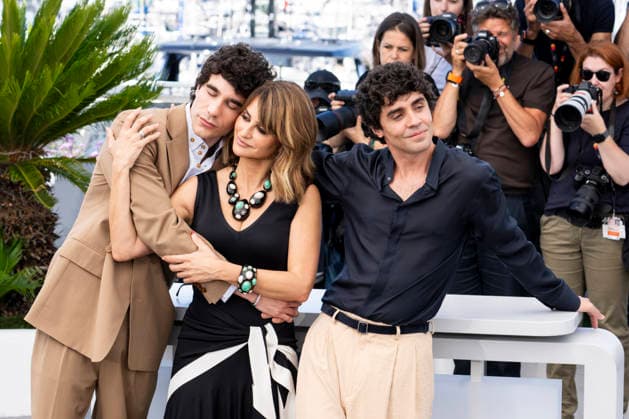 79th Cannes Film Festival Photocall of the movie -La bola negra- Palais des Festivals - Cannes, France Javier Calvo;Penelope Cruz;Javier Ambrossi 79th Cannes Film Festival Photocall of the movie -La bola negra- Palais des Festivals - Cannes, France 22nd May 2026 SGPItalia id 134688_122 *Not Exclusive  Copyright: xALFONSOxCATALANO SGPITALIAx