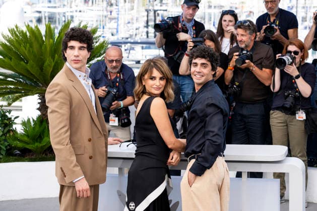 79th Cannes Film Festival Photocall of the movie -La bola negra- Palais des Festivals - Cannes, France Javier Calvo;Penelope Cruz;Javier Ambrossi 79th Cannes Film Festival Photocall of the movie -La bola negra- Palais des Festivals - Cannes, France 22nd May 2026 SGPItalia id 134688_122 *Not Exclusive  Copyright: xALFONSOxCATALANO SGPITALIAx