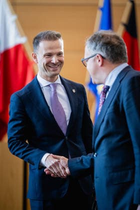 REGIERUNGSERKLÄRUNG ZUM THÜRINGEN MONITOR 22 05 2026 - Erfurt: Der Thüringer Minister für Bundes- und Europaangelegenheiten, Sport und Ehrenamt und Chef der Staatskanzlei, Stefan Gruhner (CDU), begrüßt den Thüringer Ministerpräsidenten Mario Voigt (CDU) in der 45. Plenarsitzung des Thüringer Landtags am 22. Mai 2026. _________________ *** GOVERNMENT STATEMENT ON THE THURINGIA MONITOR 22 05 2026 Erfurt The Thuringian Minister for Federal and European Affairs, Sport and Volunteering and Head of the State Chancellery, Stefan Gruhner CDU , welcomes the Thuringian Prime Minister Mario Voigt CDU to the 45th plenary session of the Thuringian State Parliament on May 22, 2026