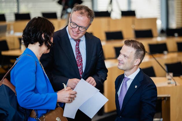 REGIERUNGSERKLÄRUNG ZUM THÜRINGEN MONITOR 22 05 2026 - Erfurt: Der Thüringer Minister für Bundes- und Europaangelegenheiten, Sport und Ehrenamt und Chef der Staatskanzlei, Stefan Gruhner (CDU), mit dem Thüringer Ministerpräsidenten Mario Voigt (CDU) und der Thüringer Ministerin für Wirtschaft, Landwirtschaft und Ländlichen Raum, Colette Boos-John (CDU), in der 45. Plenarsitzung des Thüringer Landtags am 22. Mai 2026. _________________ *** GOVERNMENT DECLARATION ON THE THURINGIA MONITOR 22 05 2026 Erfurt The Thuringian Minister for Federal and European Affairs, Sport and Volunteering and Head of the State Chancellery, Stefan Gruhner CDU , with the Thuringian Minister President Mario Voigt CDU and the Thuringian Minister for Econ