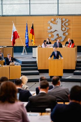 REGIERUNGSERKLÄRUNG ZUM THÜRINGEN MONITOR 22 05 2026 - Erfurt: Der Thüringer Minister für Bundes- und Europaangelegenheiten, Sport und Ehrenamt und Chef der Staatskanzlei, Stefan Gruhner (CDU), in der Regierungserklärung zum Gutachten Gesellschaftlicher Zusammenhalt in Thüringen (Ergebnisse des Thüringen-Monitors 2025) in der 45. Plenarsitzung des Thüringer Landtags am 22. Mai 2026. _________________ *** GOVERNMENT STATEMENT ON THE THURINGIA MONITOR 22 05 2026 Erfurt The Thuringian Minister for Federal and European Affairs, Sport and Volunteering and Head of the State Chancellery, Stefan Gruhner CDU , in the government statement on the report Social Cohesion in Thuringia Results of the Thuringia Monitor 2025 in