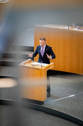 REGIERUNGSERKLÄRUNG ZUM THÜRINGEN MONITOR 22 05 2026 - Erfurt: Der Thüringer Minister für Bundes- und Europaangelegenheiten, Sport und Ehrenamt und Chef der Staatskanzlei, Stefan Gruhner (CDU), in der Regierungserklärung zum Gutachten Gesellschaftlicher Zusammenhalt in Thüringen (Ergebnisse des Thüringen-Monitors 2025) in der 45. Plenarsitzung des Thüringer Landtags am 22. Mai 2026. _________________ *** GOVERNMENT STATEMENT ON THE THURINGIA MONITOR 22 05 2026 Erfurt The Thuringian Minister for Federal and European Affairs, Sport and Volunteering and Head of the State Chancellery, Stefan Gruhner CDU , in the government statement on the report Social Cohesion in Thuringia Results of the Thuringia Monitor 2025 in