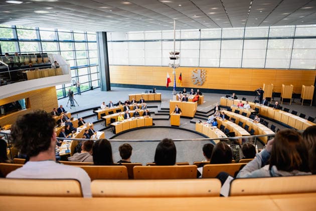 REGIERUNGSERKLÄRUNG ZUM THÜRINGEN MONITOR 22 05 2026 - Erfurt: Der Thüringer Minister für Bundes- und Europaangelegenheiten, Sport und Ehrenamt und Chef der Staatskanzlei, Stefan Gruhner (CDU), in der Regierungserklärung zum Gutachten Gesellschaftlicher Zusammenhalt in Thüringen (Ergebnisse des Thüringen-Monitors 2025) in der 45. Plenarsitzung des Thüringer Landtags am 22. Mai 2026. _________________ *** GOVERNMENT STATEMENT ON THE THURINGIA MONITOR 22 05 2026 Erfurt The Thuringian Minister for Federal and European Affairs, Sport and Volunteering and Head of the State Chancellery, Stefan Gruhner CDU , in the government statement on the report Social Cohesion in Thuringia Results of the Thuringia Monitor 2025 in