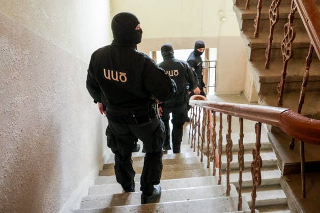 ARMENIA, YEREVAN - MAY 22, 2026: Armenian National Security Service officers are seen during the detention of the Prosperous Armenia Party s parliamentary candidate Tevanyan. The 2026 Armenian parliamentary election is scheduled to be held on 7 June Yerevan Armenia  - ZUMAt113 20260522_zaa_t113_158 Copyright: xAlexanderxPatrinx