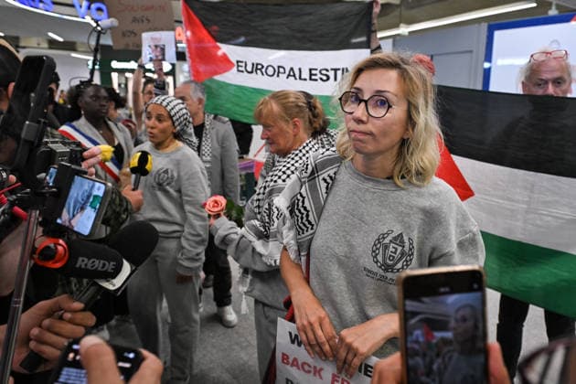 Protesters welcome returned Global Sumud Flotilla activists at Paris airport PARIS, FRANCE - MAY 22: Global Sumud Flotilla activists speak to the press upon their arrival at Charles de Gaulle Airport in Paris, France on May 22, 2026. Firas Abdullah Anadolu Paris France. Editorial use only. Please get in touch for any other usage.  Copyright: x2026xAnadoluxFirasxAbdullahx