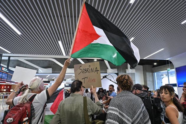 Protesters welcome returned Global Sumud Flotilla activists at Paris airport PARIS, FRANCE - MAY 22: Protesters welcome the Global Sumud Flotilla’s repatriated activists at the Charles de Gaulle Airport in Paris, France on May 22, 2026. Firas Abdullah Anadolu Paris France. Editorial use only. Please get in touch for any other usage.  Copyright: x2026xAnadoluxFirasxAbdullahx