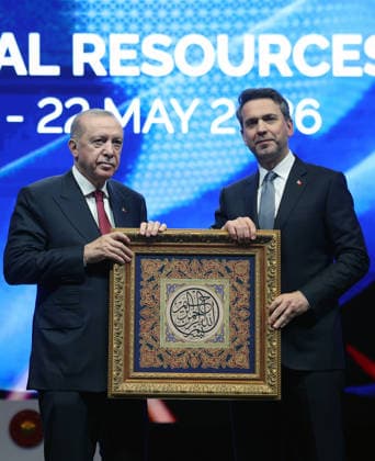 Turkish President Recep Tayyip Erdogan ISTANBUL, TURKIYE - MAY 22: (----EDITORIAL USE ONLY - MANDATORY CREDIT - TURKISH PRESIDENCY MUSTAFA KAMACI HANDOUT - NO MARKETING NO ADVERTISING CAMPAIGNS - DISTRIBUTED AS A SERVICE TO CLIENTS----) Turkish President Recep Tayyip Erdogan (L) receives a gift by Turkish Energy and Natural Resources Minister Alparslan Bayraktar (R) during the 2nd Istanbul Natural Resources Summit at the Lutfi Kirdar Congress Center in Istanbul, Turkiye, on May 22, 2026. Turkish Presidency Mustafa Kamaci Handout Anadolu Ankara Turkey. Editorial use only. Please get in touch for any other usage.  Copyright: x2026xAnadoluxTurkishxPresidencyx xMustafaxKamacix xHandoutx