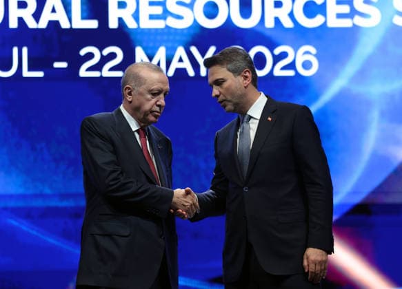 Turkish President Recep Tayyip Erdogan ISTANBUL, TURKIYE - MAY 22: (----EDITORIAL USE ONLY - MANDATORY CREDIT - TURKISH PRESIDENCY MUSTAFA KAMACI HANDOUT - NO MARKETING NO ADVERTISING CAMPAIGNS - DISTRIBUTED AS A SERVICE TO CLIENTS----) Turkish President Recep Tayyip Erdogan (L) shakes hands with Turkish Energy and Natural Resources Minister Alparslan Bayraktar (R) during the 2nd Istanbul Natural Resources Summit at the Lutfi Kirdar Congress Center in Istanbul, Turkiye, on May 22, 2026. Turkish Presidency Mustafa Kamaci Handout Anadolu Ankara Turkey. Editorial use only. Please get in touch for any other usage.  Copyright: x2026xAnadoluxTurkishxPresidencyx xMustafaxKamacix xHandoutx