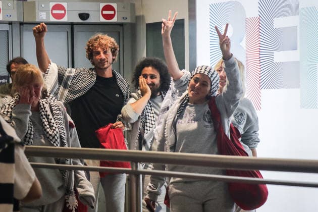 Protesters welcome returned Global Sumud Flotilla activists at Paris airport PARIS, FRANCE - MAY 22: Global Sumud Flotilla s repatriated activists gesture as protesters welcome them at the Charles de Gaulle Airport in Paris, France on May 22, 2026. Esra Taskin Anadolu Paris France. Editorial use only. Please get in touch for any other usage.  Copyright: x2026xAnadoluxEsraxTaskinx