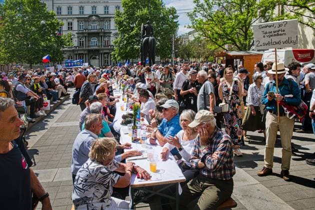 Neighborhood celebration at the long table at the 76th Congress of the Sudeten Germans, for the first time in the Czech Republic, on 22 May 2026, Moravian Square, Brno. The event is part of the Meeting Brno festival. (CTKxPhoto PatrikxUhlir) CTKPhotoP2026052204960  CTKPhotoP2026052204960