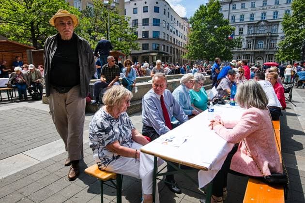 Neighborhood celebration at the long table at the 76th Congress of the Sudeten Germans, for the first time in the Czech Republic, on 22 May 2026, Moravian Square, Brno. The event is part of the Meeting Brno festival. (CTKxPhoto PatrikxUhlir) CTKPhotoP2026052205233  CTKPhotoP2026052205233