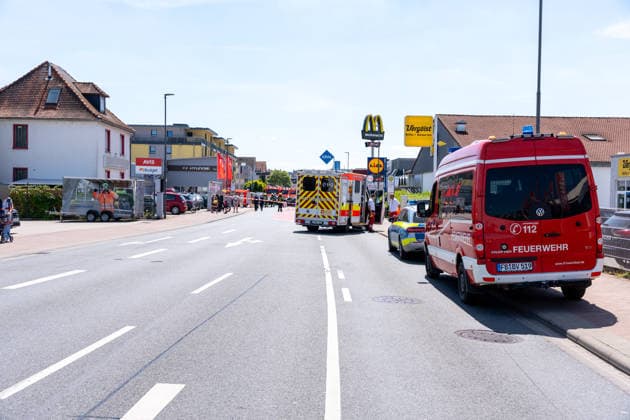 Schwerer Verkehrsunfall in Bad Vilbel Am Nachmittag des 22.05.2026 ereignete sich in Bad Vilbel ein schwerer Verkehrsunfall. Nach ersten Angaben fuhr ein BMW von Dortelweil aus kommend mit überhöhter Geschwindigkeit über eine rote Ampel und kollidierte dann im weiteren Verlauf mit einem LKW. Der Fahrzeuginsasse des BMW verstarb noch vor Ort. Die Straße ist noch Stunden gesperrt. Bad Vilbel Hessen Deutschland *** Serious traffic accident in Bad Vilbel On the afternoon of 22 May 2026, a serious traffic accident occurred in Bad Vilbel According to initial reports, a BMW coming from Dortelweil drove through a red light at excessive speed and then collided with a truck The occupant of the BMW died at the scene The road is still closed for h