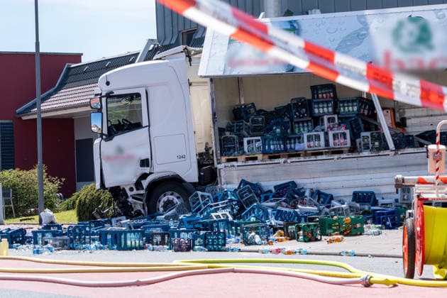 Schwerer Verkehrsunfall in Bad Vilbel Am Nachmittag des 22.05.2026 ereignete sich in Bad Vilbel ein schwerer Verkehrsunfall. Nach ersten Angaben fuhr ein BMW von Dortelweil aus kommend mit überhöhter Geschwindigkeit über eine rote Ampel und kollidierte dann im weiteren Verlauf mit einem LKW. Der Fahrzeuginsasse des BMW verstarb noch vor Ort. Die Straße ist noch Stunden gesperrt. Bad Vilbel Hessen Deutschland *** Serious traffic accident in Bad Vilbel On the afternoon of 22 May 2026, a serious traffic accident occurred in Bad Vilbel According to initial reports, a BMW coming from Dortelweil drove through a red light at excessive speed and then collided with a truck The occupant of the BMW died at the scene The road is still closed for h