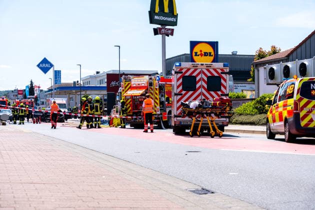 Schwerer Verkehrsunfall in Bad Vilbel Am Nachmittag des 22.05.2026 ereignete sich in Bad Vilbel ein schwerer Verkehrsunfall. Nach ersten Angaben fuhr ein BMW von Dortelweil aus kommend mit überhöhter Geschwindigkeit über eine rote Ampel und kollidierte dann im weiteren Verlauf mit einem LKW. Der Fahrzeuginsasse des BMW verstarb noch vor Ort. Die Straße ist noch Stunden gesperrt. Bad Vilbel Hessen Deutschland *** Serious traffic accident in Bad Vilbel On the afternoon of 22 May 2026, a serious traffic accident occurred in Bad Vilbel According to initial reports, a BMW coming from Dortelweil drove through a red light at excessive speed and then collided with a truck The occupant of the BMW died on the scene The road is still closed for h