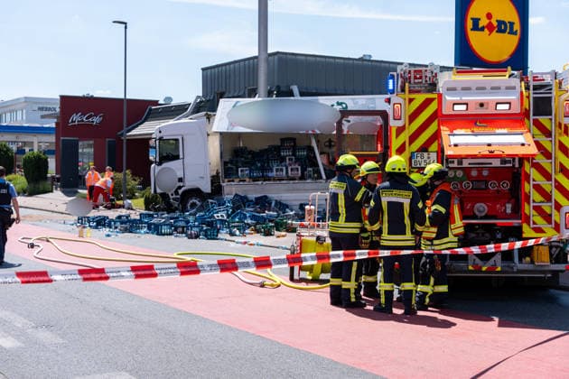Schwerer Verkehrsunfall in Bad Vilbel Am Nachmittag des 22.05.2026 ereignete sich in Bad Vilbel ein schwerer Verkehrsunfall. Nach ersten Angaben fuhr ein BMW von Dortelweil aus kommend mit überhöhter Geschwindigkeit über eine rote Ampel und kollidierte dann im weiteren Verlauf mit einem LKW. Der Fahrzeuginsasse des BMW verstarb noch vor Ort. Die Straße ist noch Stunden gesperrt. Bad Vilbel Hessen Deutschland *** Serious traffic accident in Bad Vilbel On the afternoon of 22 May 2026, a serious traffic accident occurred in Bad Vilbel According to initial reports, a BMW coming from Dortelweil drove through a red light at excessive speed and then collided with a truck The occupant of the BMW died on the scene The road is still closed for h