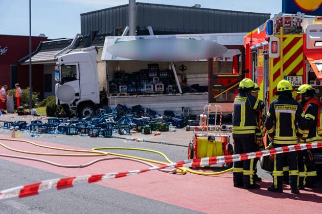 News Bilder des Tages Schwerer Verkehrsunfall in Bad Vilbel Am Nachmittag des 22.05.2026 ereignete sich in Bad Vilbel ein schwerer Verkehrsunfall. Nach ersten Angaben fuhr ein BMW von Dortelweil aus kommend mit überhöhter Geschwindigkeit über eine rote Ampel und kollidierte dann im weiteren Verlauf mit einem LKW. Der Fahrzeuginsasse des BMW verstarb noch vor Ort. Die Straße ist noch Stunden gesperrt. Bad Vilbel Hessen Deutschland *** Serious traffic accident in Bad Vilbel On the afternoon of 22 May 2026, a serious traffic accident occurred in Bad Vilbel According to initial reports, a BMW coming from Dortelweil drove through a red light at excessive speed and then collided with a truck The occupant of the BMW died on the scene The road is still closed for h