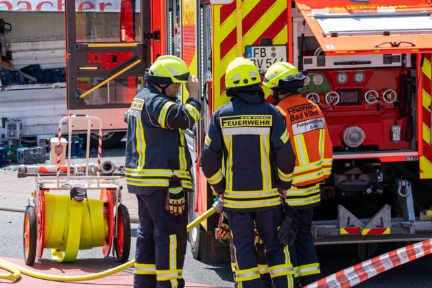 Schwerer Verkehrsunfall in Bad Vilbel Am Nachmittag des 22.05.2026 ereignete sich in Bad Vilbel ein schwerer Verkehrsunfall. Nach ersten Angaben fuhr ein BMW von Dortelweil aus kommend mit überhöhter Geschwindigkeit über eine rote Ampel und kollidierte dann im weiteren Verlauf mit einem LKW. Der Fahrzeuginsasse des BMW verstarb noch vor Ort. Die Straße ist noch Stunden gesperrt. Bad Vilbel Hessen Deutschland *** Serious traffic accident in Bad Vilbel On the afternoon of 22 May 2026, a serious traffic accident occurred in Bad Vilbel According to initial reports, a BMW coming from Dortelweil drove through a red light at excessive speed and then collided with a truck The occupant of the BMW died on the scene The road is still closed for h
