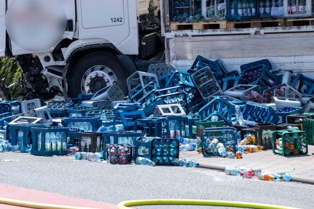 Schwerer Verkehrsunfall in Bad Vilbel Am Nachmittag des 22.05.2026 ereignete sich in Bad Vilbel ein schwerer Verkehrsunfall. Nach ersten Angaben fuhr ein BMW von Dortelweil aus kommend mit überhöhter Geschwindigkeit über eine rote Ampel und kollidierte dann im weiteren Verlauf mit einem LKW. Der Fahrzeuginsasse des BMW verstarb noch vor Ort. Die Straße ist noch Stunden gesperrt. Bad Vilbel Hessen Deutschland *** Serious traffic accident in Bad Vilbel On the afternoon of 22 May 2026, a serious traffic accident occurred in Bad Vilbel According to initial reports, a BMW coming from Dortelweil drove through a red light at excessive speed and then collided with a truck The occupant of the BMW died on the scene The road is still closed for h