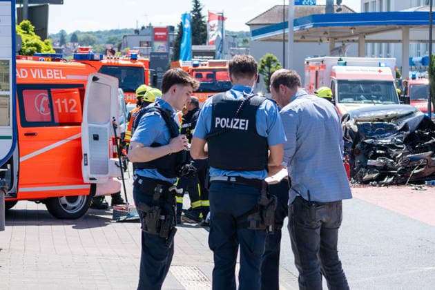 Schwerer Verkehrsunfall in Bad Vilbel Am Nachmittag des 22.05.2026 ereignete sich in Bad Vilbel ein schwerer Verkehrsunfall. Nach ersten Angaben fuhr ein BMW von Dortelweil aus kommend mit überhöhter Geschwindigkeit über eine rote Ampel und kollidierte dann im weiteren Verlauf mit einem LKW. Der Fahrzeuginsasse des BMW verstarb noch vor Ort. Die Straße ist noch Stunden gesperrt. Bad Vilbel Hessen Deutschland *** Serious traffic accident in Bad Vilbel On the afternoon of 22 May 2026, a serious traffic accident occurred in Bad Vilbel According to initial reports, a BMW coming from Dortelweil drove through a red light at excessive speed and then collided with a truck The occupant of the BMW died on the scene The road is still closed for h