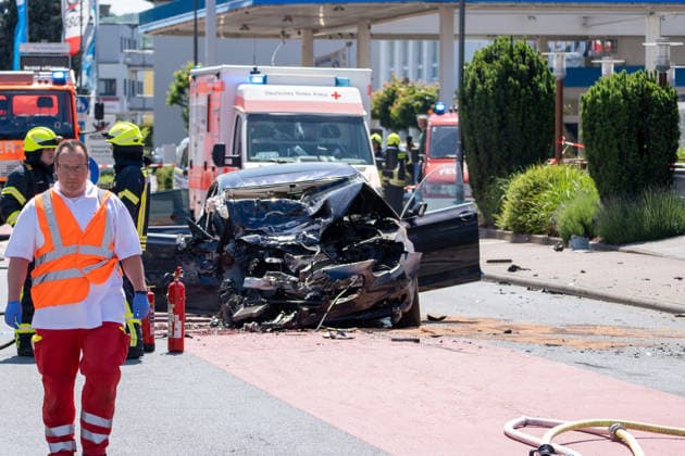 Schwerer Verkehrsunfall in Bad Vilbel Am Nachmittag des 22.05.2026 ereignete sich in Bad Vilbel ein schwerer Verkehrsunfall. Nach ersten Angaben fuhr ein BMW von Dortelweil aus kommend mit überhöhter Geschwindigkeit über eine rote Ampel und kollidierte dann im weiteren Verlauf mit einem LKW. Der Fahrzeuginsasse des BMW verstarb noch vor Ort. Die Straße ist noch Stunden gesperrt. Bad Vilbel Hessen Deutschland *** Serious traffic accident in Bad Vilbel On the afternoon of 22 May 2026, a serious traffic accident occurred in Bad Vilbel According to initial reports, a BMW coming from Dortelweil drove through a red light at excessive speed and then collided with a truck The occupant of the BMW died on the scene The road is still closed for h