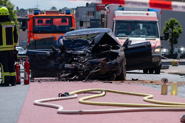 Schwerer Verkehrsunfall in Bad Vilbel Am Nachmittag des 22.05.2026 ereignete sich in Bad Vilbel ein schwerer Verkehrsunfall. Nach ersten Angaben fuhr ein BMW von Dortelweil aus kommend mit überhöhter Geschwindigkeit über eine rote Ampel und kollidierte dann im weiteren Verlauf mit einem LKW. Der Fahrzeuginsasse des BMW verstarb noch vor Ort. Die Straße ist noch Stunden gesperrt. Bad Vilbel Hessen Deutschland *** Serious traffic accident in Bad Vilbel On the afternoon of 22 May 2026, a serious traffic accident occurred in Bad Vilbel According to initial reports, a BMW coming from Dortelweil drove through a red light at excessive speed and then collided with a truck The occupant of the BMW died on the scene The road is still closed for h