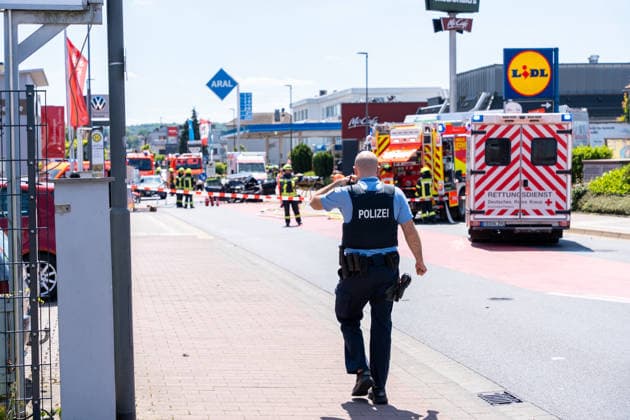 Schwerer Verkehrsunfall in Bad Vilbel Am Nachmittag des 22.05.2026 ereignete sich in Bad Vilbel ein schwerer Verkehrsunfall. Nach ersten Angaben fuhr ein BMW von Dortelweil aus kommend mit überhöhter Geschwindigkeit über eine rote Ampel und kollidierte dann im weiteren Verlauf mit einem LKW. Der Fahrzeuginsasse des BMW verstarb noch vor Ort. Die Straße ist noch Stunden gesperrt. Bad Vilbel Hessen Deutschland *** Serious traffic accident in Bad Vilbel On the afternoon of 22 May 2026, a serious traffic accident occurred in Bad Vilbel According to initial reports, a BMW coming from Dortelweil drove through a red light at excessive speed and then collided with a truck The occupant of the BMW died on the scene The road is still closed for h